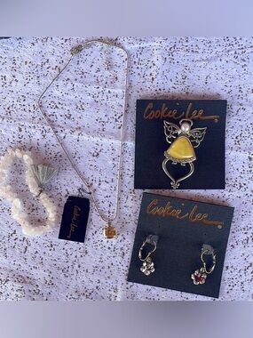 Vintage Cookie Lee collection jewelry bundle
Nurse pin, summer, beach, wedding